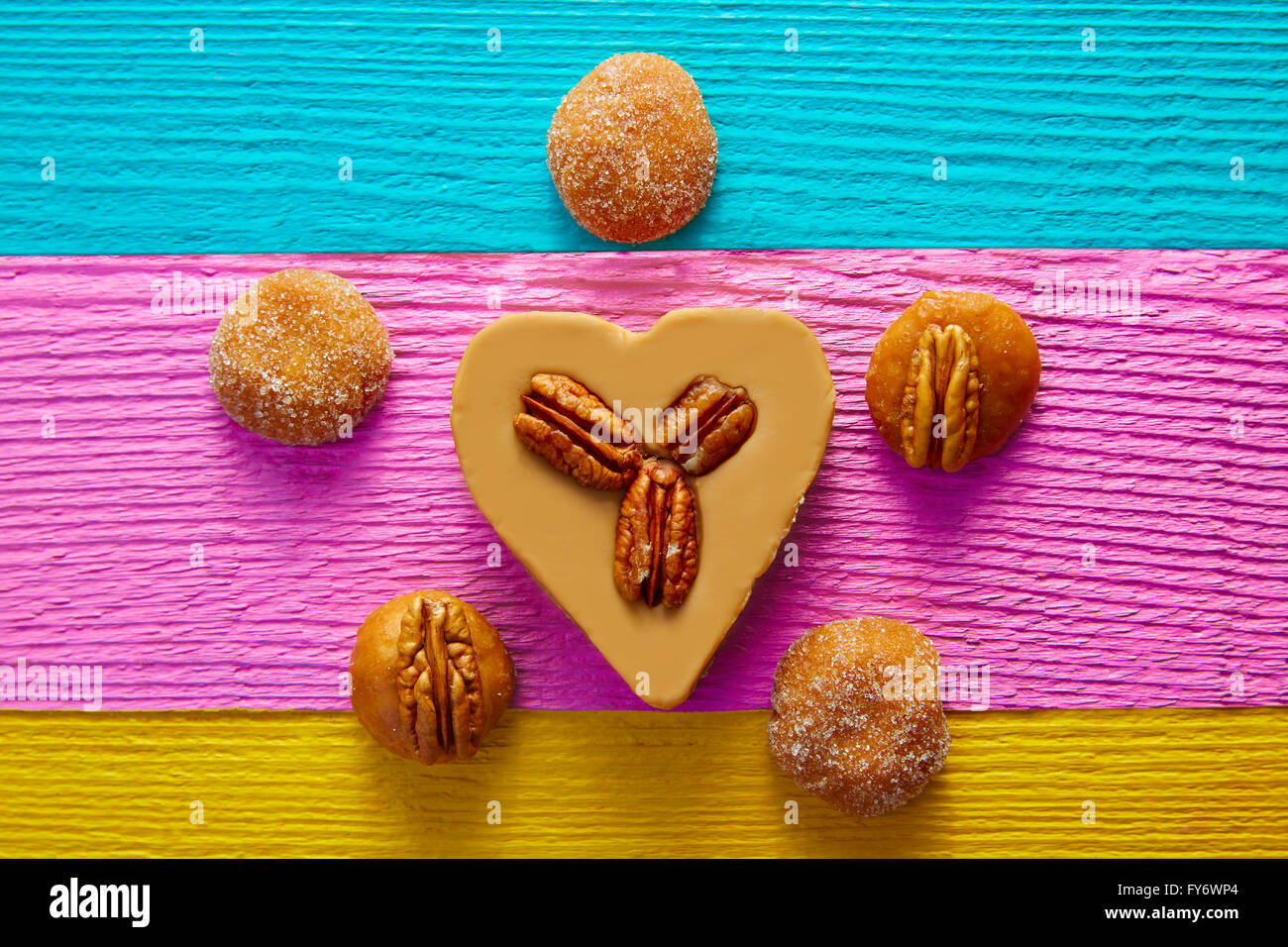 Bonbons bonbons mexicains cajeta coeur avec noix de pécan Banque D'Images