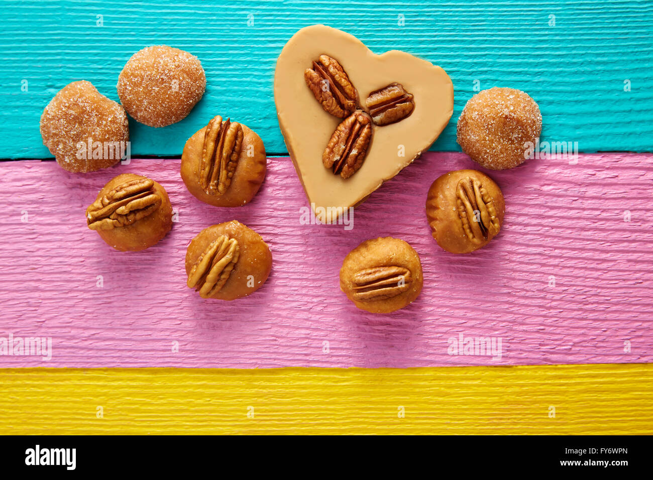 Bonbons bonbons mexicains cajeta coeur avec noix de pécan Banque D'Images