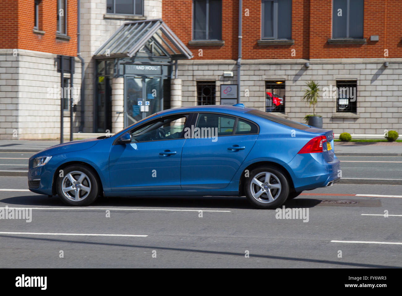 Le trafic sur le "volet" de l'autoroute principale, à travers l'avant de la ville de Liverpool, à côté des docks et des principales attractions touristiques, le Merseyside (Royaume-Uni) Banque D'Images