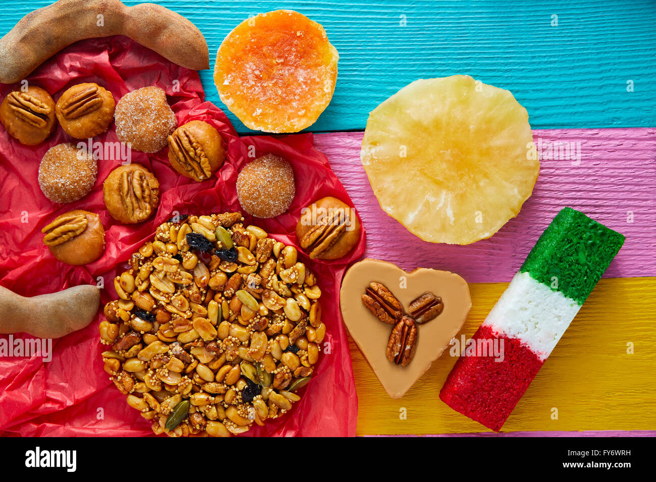 Les sucreries et les pâtisseries mexicaines cajeta tamarindo Palanqueta puerquito drapeau de coco Banque D'Images