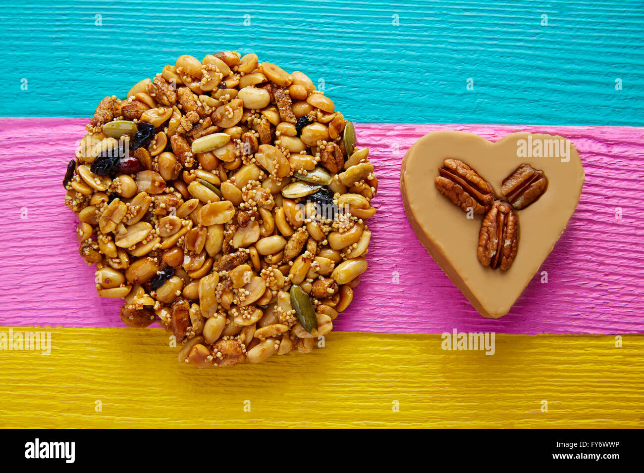 Bonbons bonbons mexicains Palanqueta avec arachides et noix de pécan avec coeur cajeta Banque D'Images