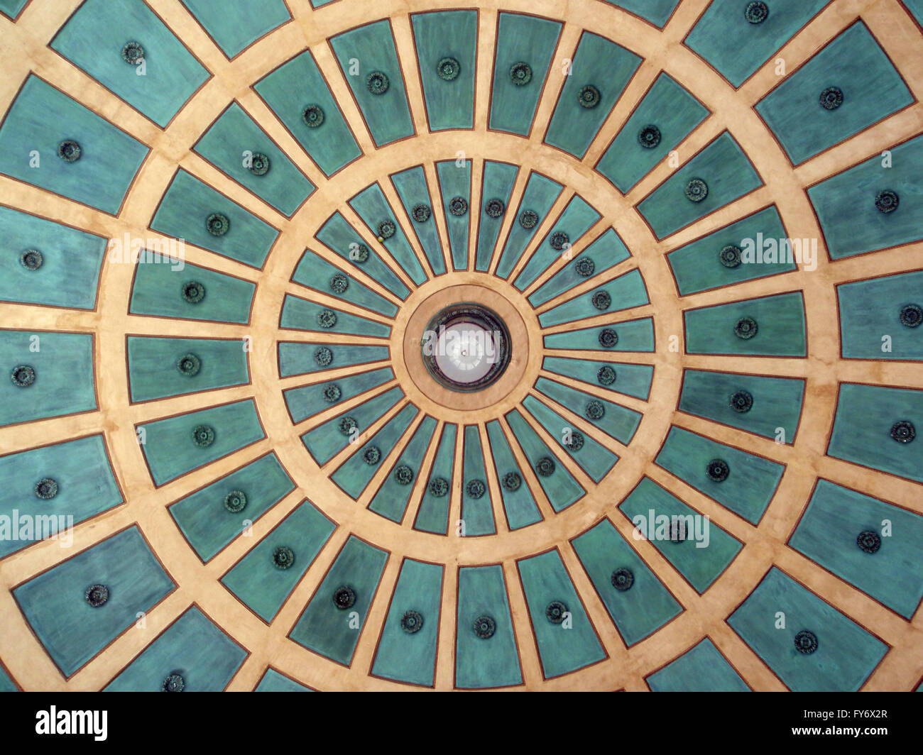 L'expansion historique motif de cercles dans un style colonial espagnol à partir de la coupole de la Plaza de San José, Costa Rica. Banque D'Images
