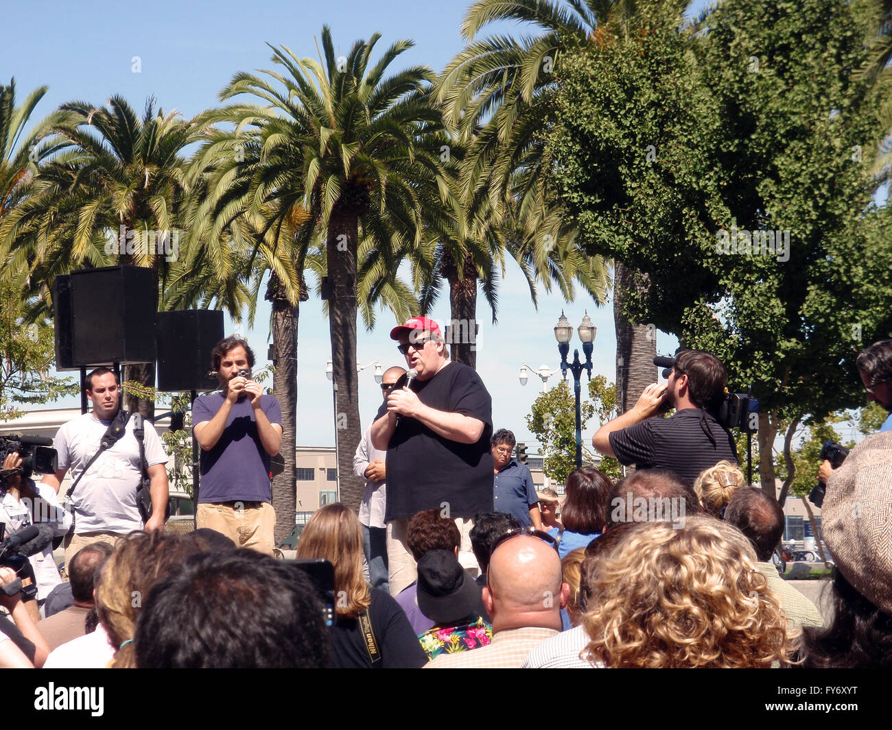 Cinéaste Michael Moore parle en face de foule à Justin Herman Plaza de San Francisco pour promouvoir un nouveau film et ses causes. Banque D'Images