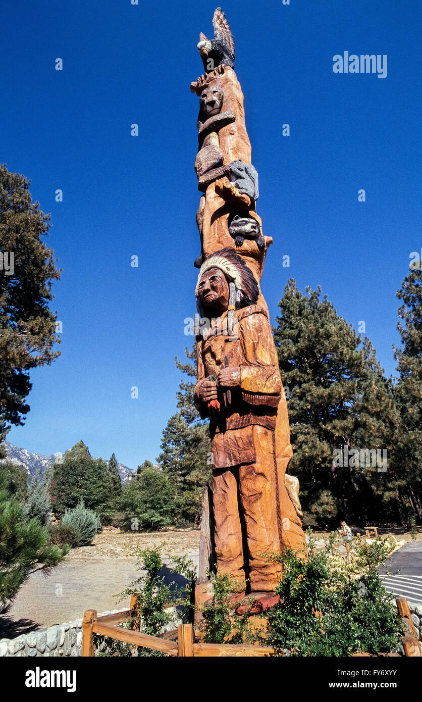 Un totem historique connu sous le nom de l'arbre Idyllwild Monument a été sculpté par l'artiste Jonathan LeBenne tronçonneuse en 1989 et est devenu est devenu un point de repère au centre de la magnifique village de montagne boisée de Idyllwild, California, USA. Fabriqué à partir d'un 400 ans, l'arbre de pin ponderosa 50 pieds (15 mètres) totem représente un American Indian, un raton laveur, l'écureuil, mountain lion, et un aigle. Malheureusement, les bugs et les pics ont détruit le monument en bois au fil du temps et il est tombé en morceaux. Le totem a été remplacé en 2010 par un arbre beaucoup plus courte et plus épaisse sculpture d'animaux sauvages. Photo historique Banque D'Images