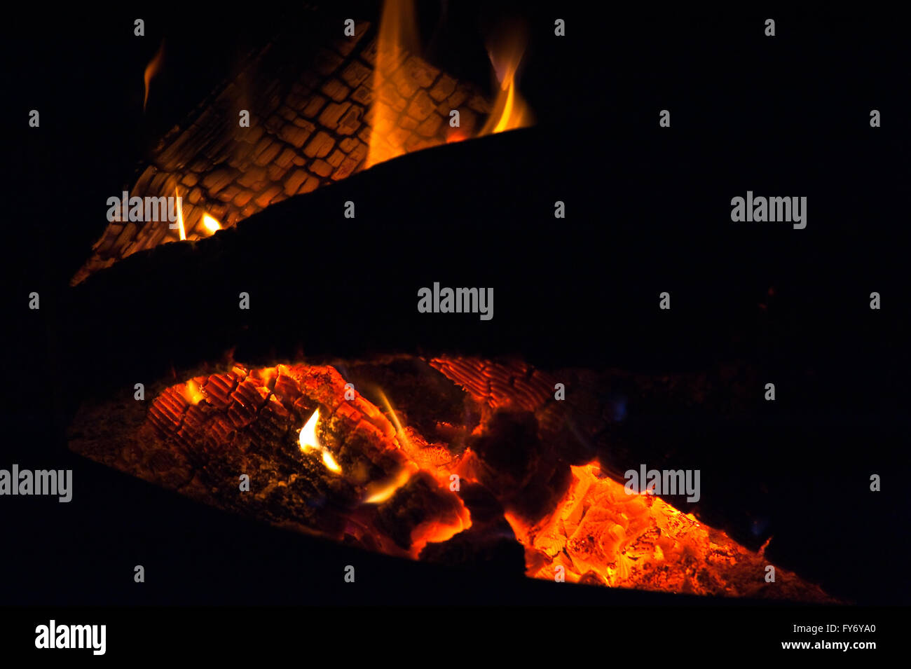 Grand feu dans un poêle à bois Banque D'Images