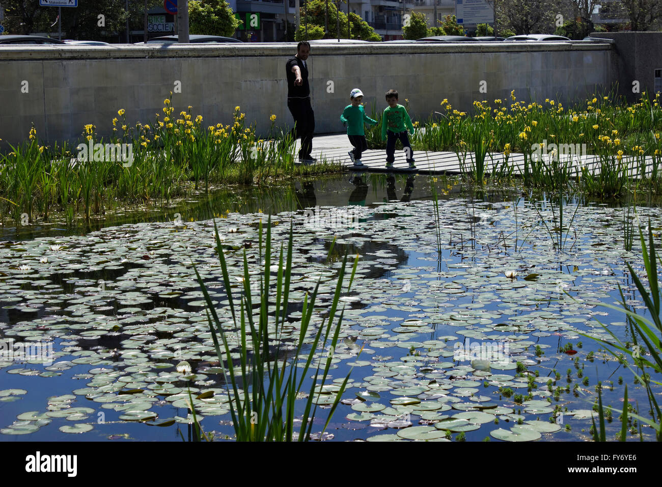 Père instille ses deux fils avec des connaissances au cours de leur visite au jardin d'eau à des fins récréatives du parc à thème de Thessalonique. Banque D'Images
