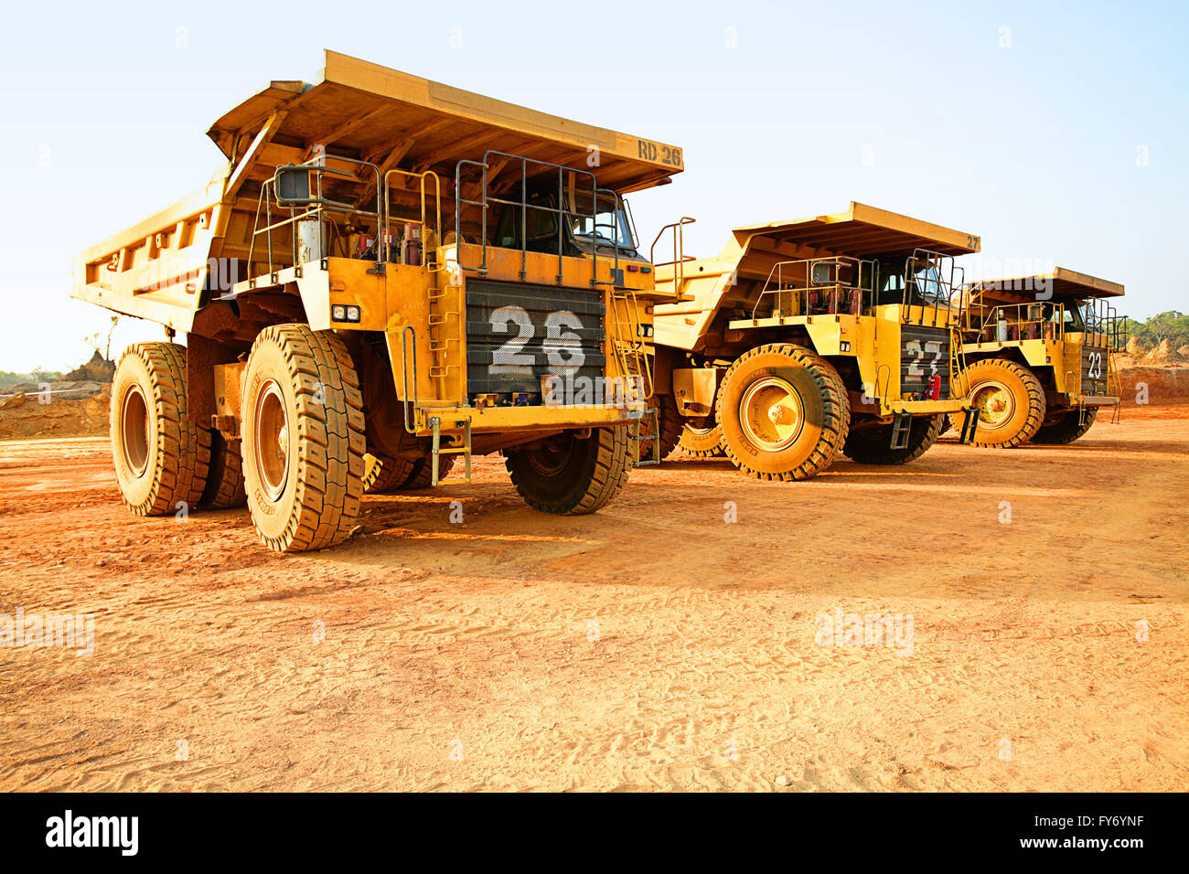 De grandes distances de camions à benne minière sur une mine de cuivre en  Zambie Photo Stock - Alamy