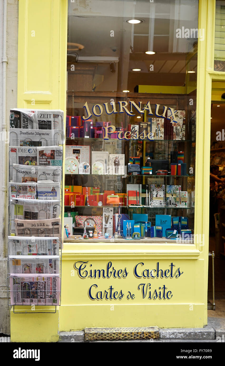 Fenêtre de papeterie avec des journaux en différentes langues afficher à côté de Saint-Germain des Prés, Paris, France Banque D'Images