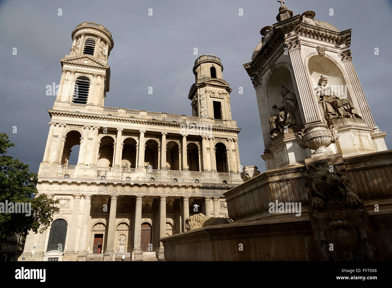 Saint Sulpice, de l'Eglise sur la Place Saint-Sulpice avec fontaine de quatre évêques, en premier plan, Paris, France Banque D'Images