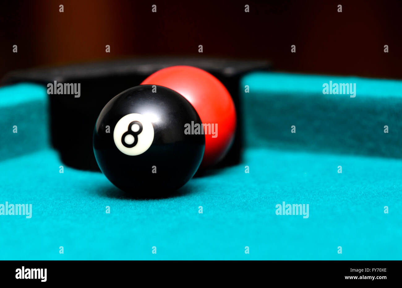 Huit boule et boule rouge sur une table de billard Banque D'Images