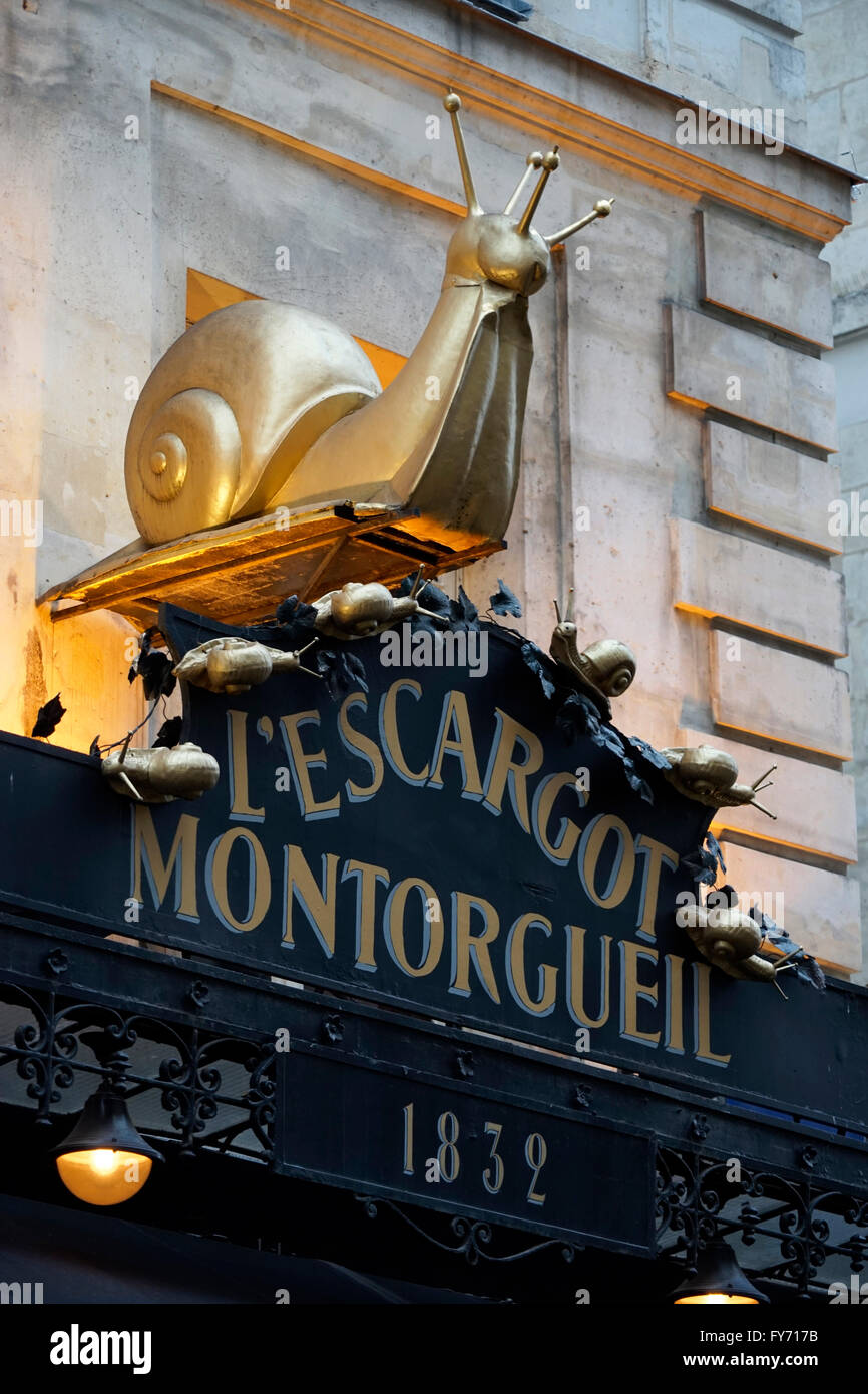 L'escargot d'or chanter sur le dessus de l'entrée de l'Escargot Montorgueil restaurant, Paris, France Banque D'Images