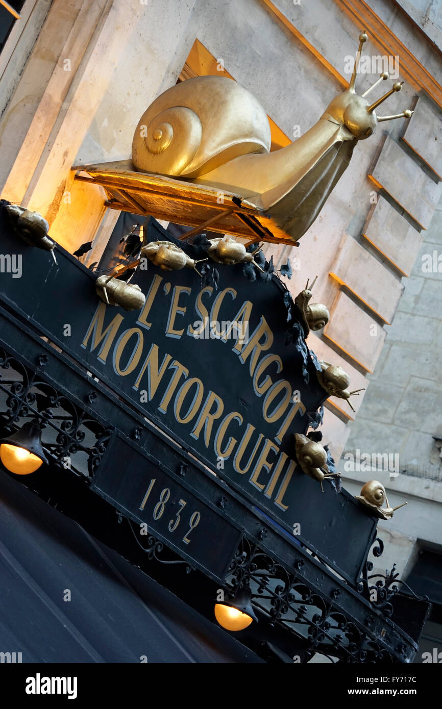 L'escargot d'or chanter sur le dessus de l'entrée de l'Escargot Montorgueil restaurant, Paris, France Banque D'Images