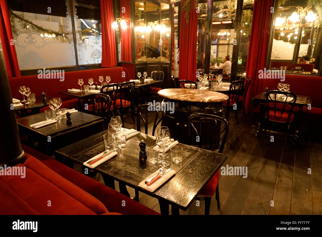 Vue de l'intérieur et de table de l'Escargot Montorgueil restaurant dans les Halles, Paris, France Banque D'Images