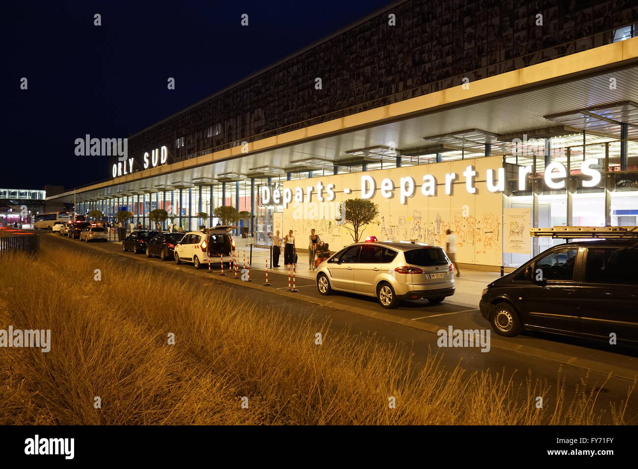 Vue de nuit le hall de départ de l'aéroport de Paris Orly, Paris, France Banque D'Images