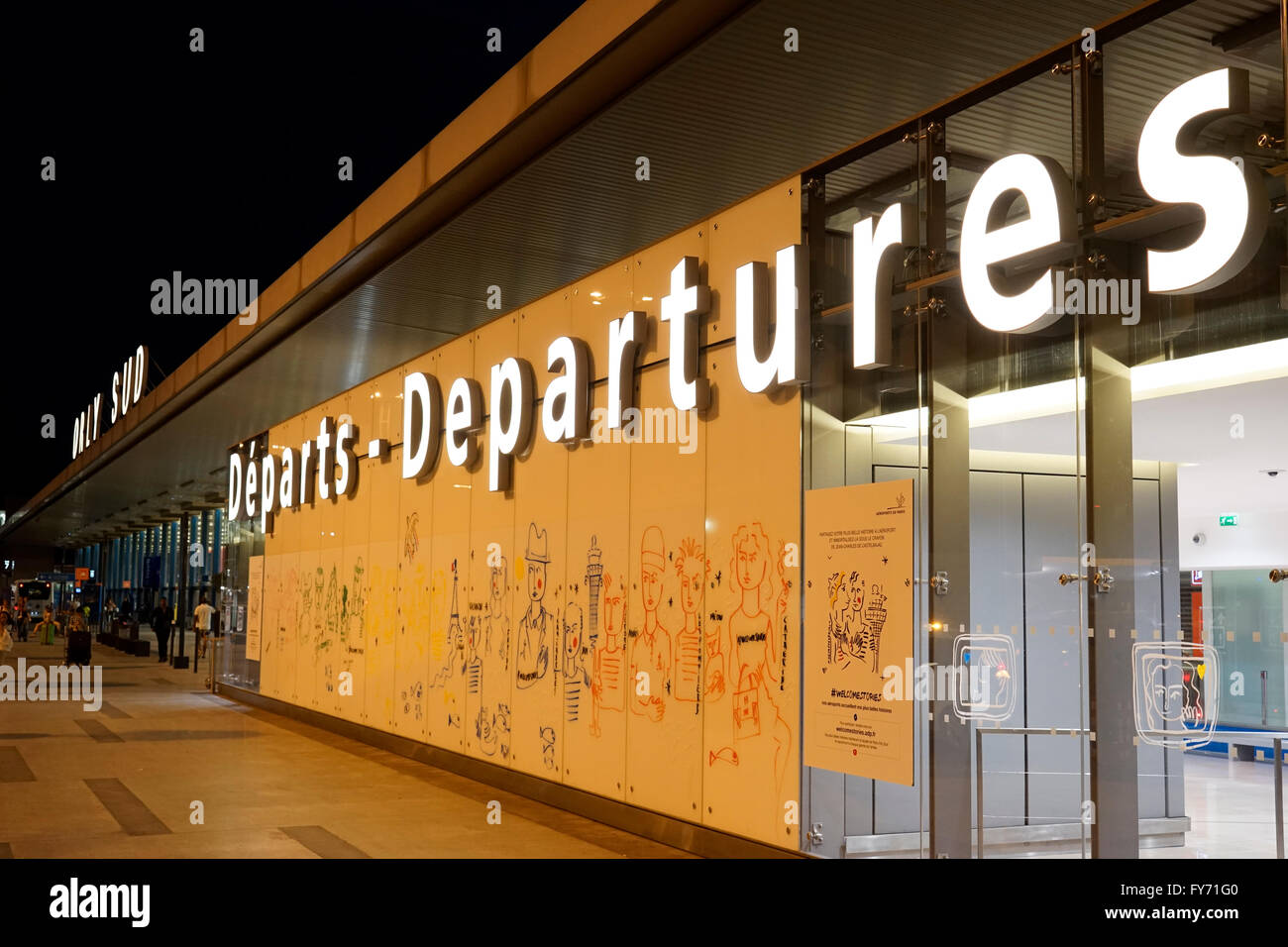 Vue de nuit le hall de départ de l'aéroport de Paris Orly, Paris, France Banque D'Images