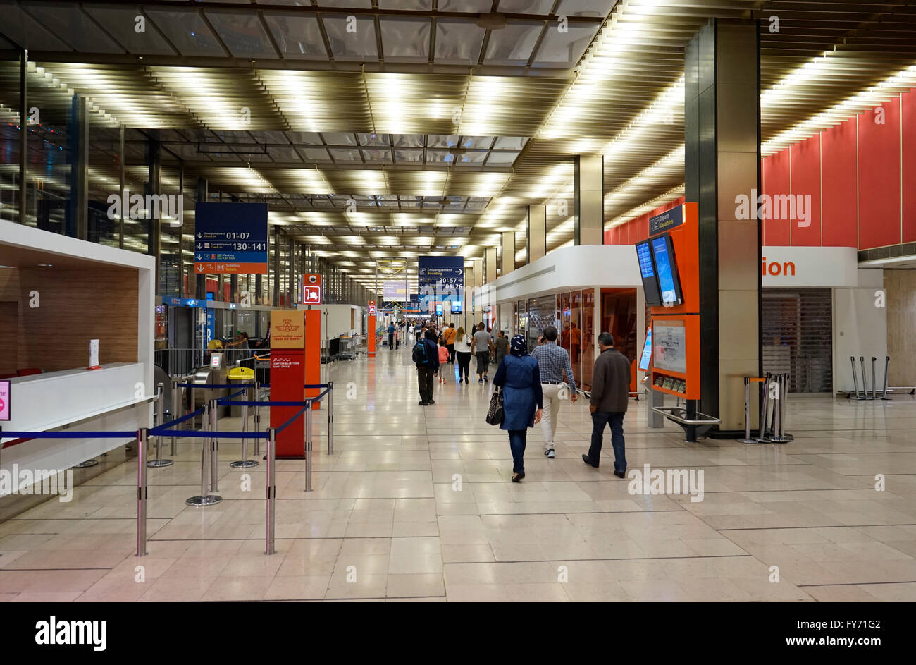 La vue de l'intérieur du hall de départ de l'aéroport de Paris Orly, Paris France Banque D'Images