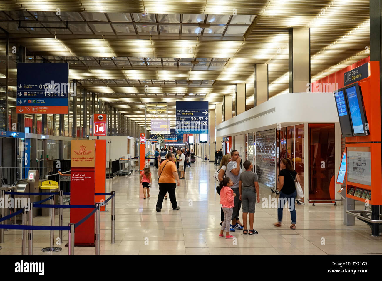 La vue de l'intérieur du hall de départ de l'aéroport de Paris Orly, Paris France Banque D'Images