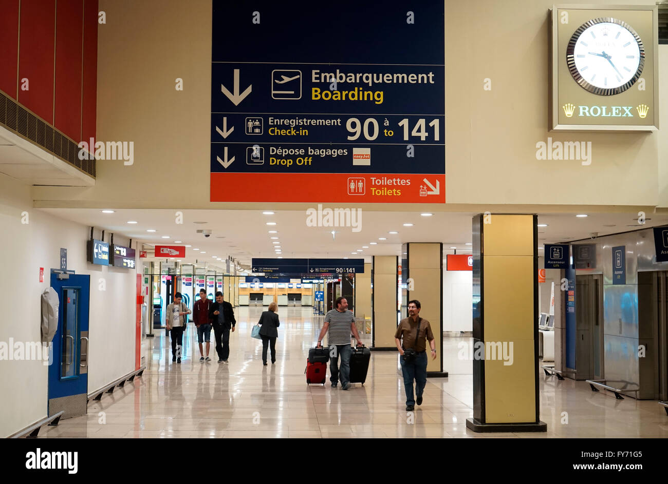 La vue de l'intérieur du hall de départ de l'aéroport de Paris Orly, Paris France Banque D'Images