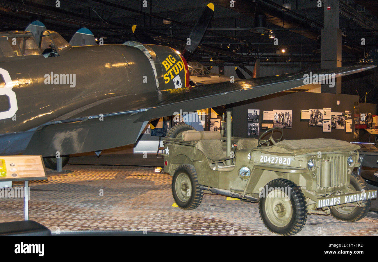 La Deuxième Guerre mondiale avion de chasse et militaire jee sur l'affichage Banque D'Images