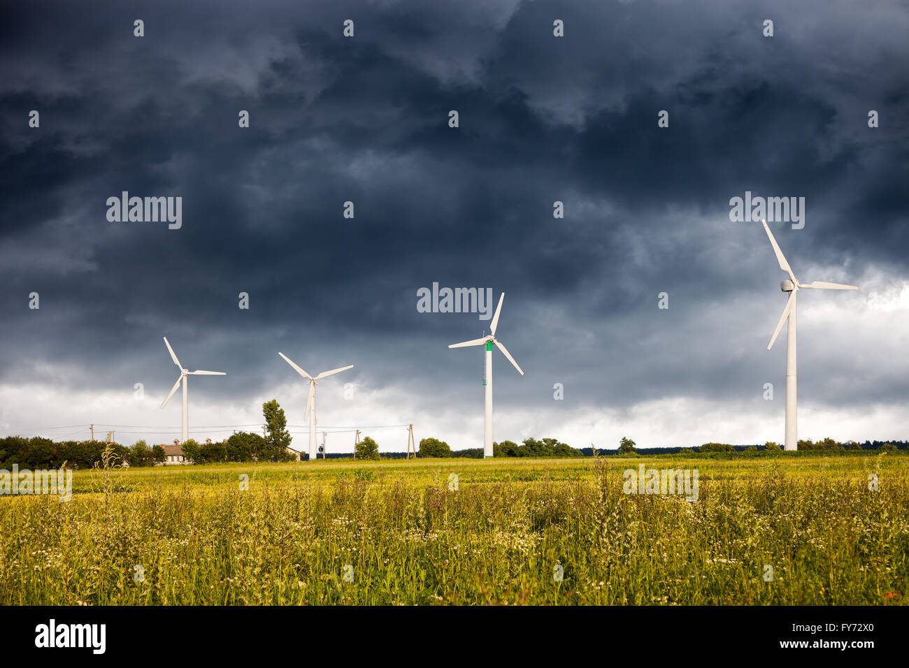 Sombres nuages au-dessus d'une des éoliennes. Banque D'Images