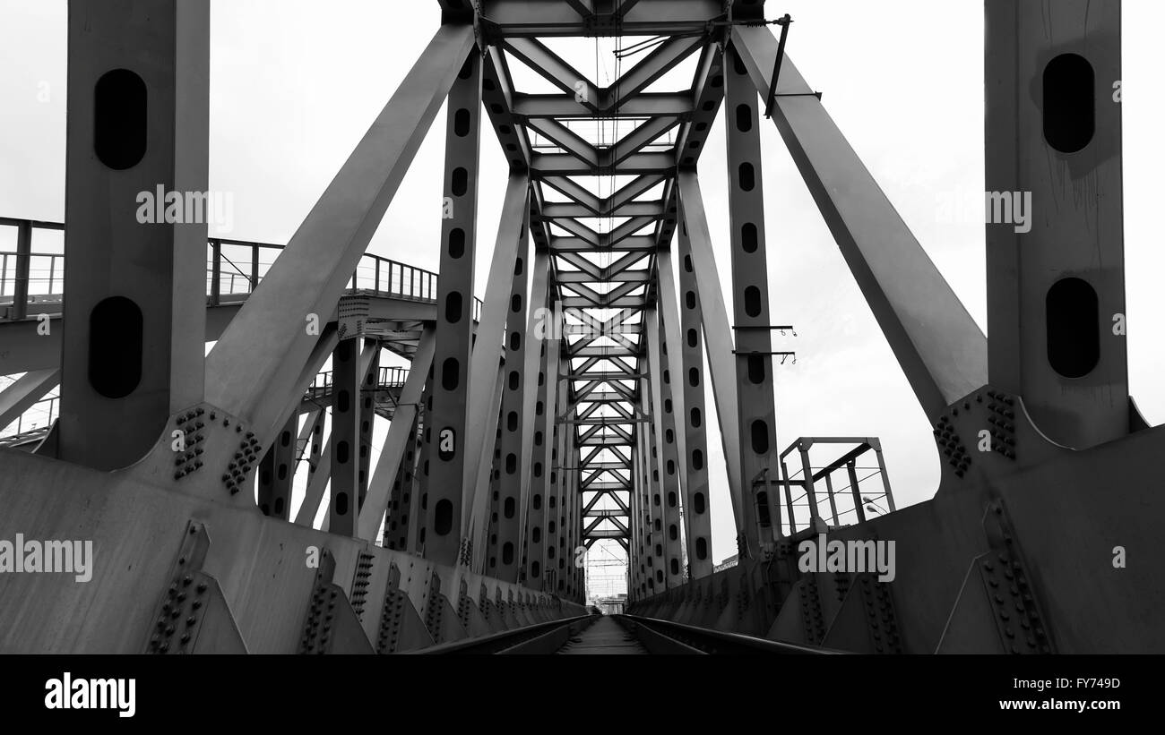 Pont de chemin de fer de l'acier en noir et blanc Banque D'Images