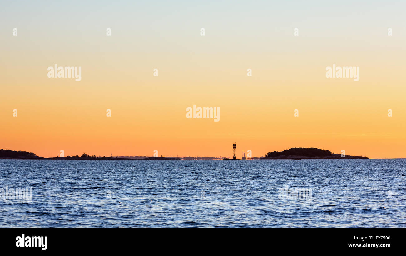 Lever du soleil vu de Bylandet island, la capitale de la Finlande (Helsinki) en arrière-plan, Kirkkonummi, Finlande, Europe, UNION EUROPÉENNE Banque D'Images