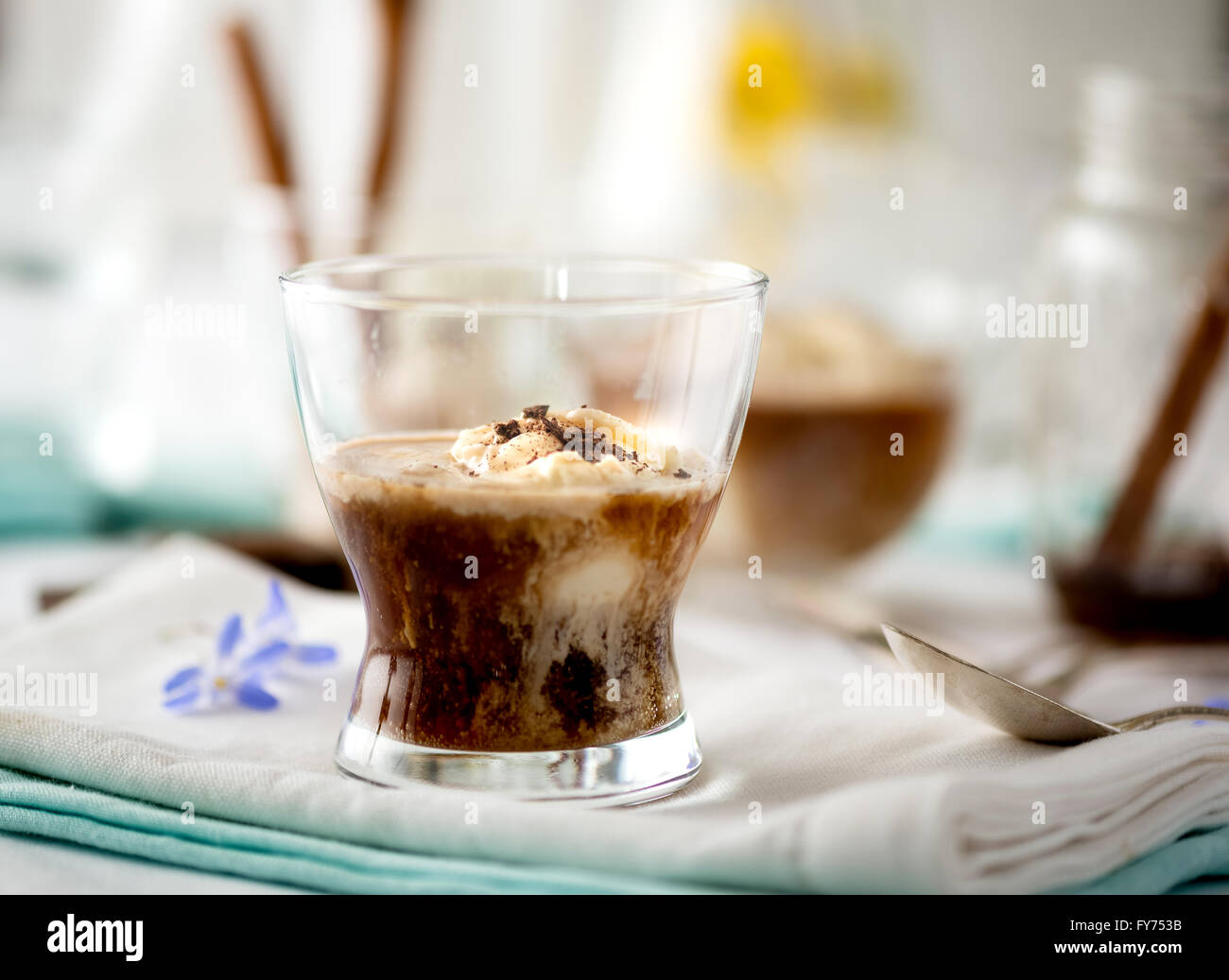 Boisson d'été rafraîchissante Affogato cannelle : trois coups d'expresso, glace vanille, cannelle et copeaux de chocolat Banque D'Images