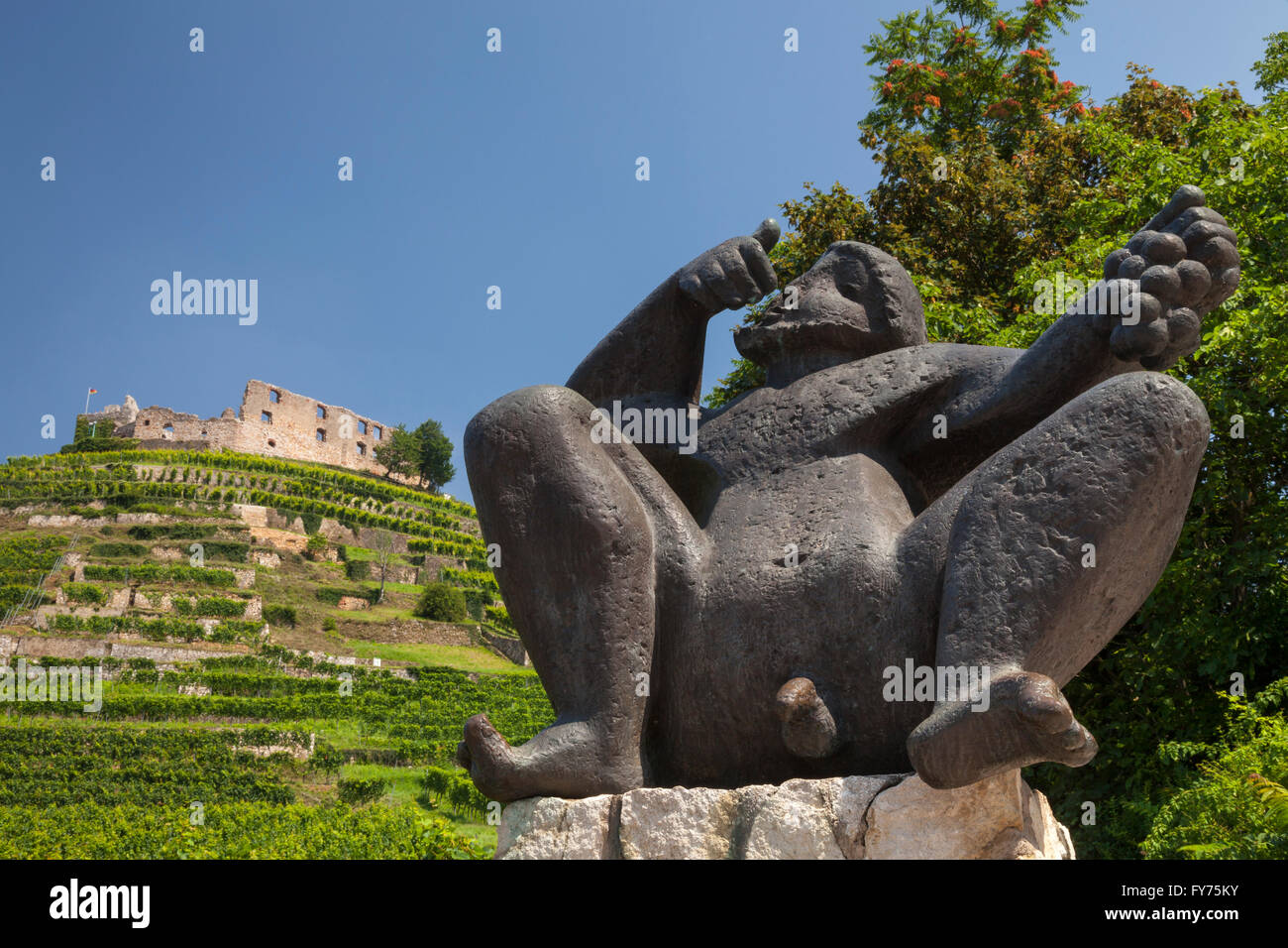 Sculpture, Bacchus en face de la vigne avec Staufen Staufen im Breisgau, château, Forêt-Noire, Bade-Wurtemberg, Allemagne Banque D'Images