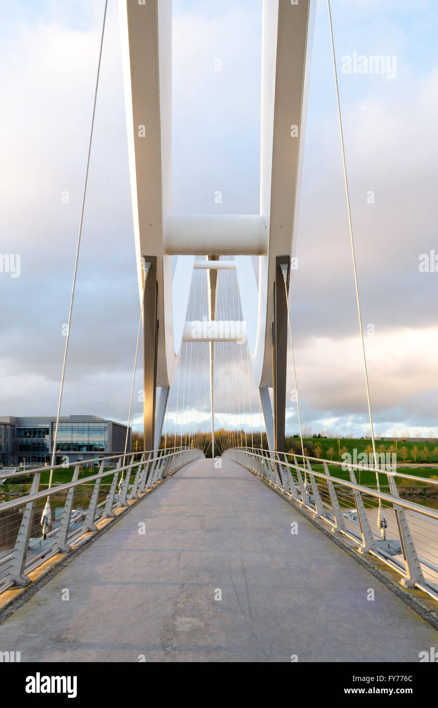 L'infinity bridge traversant la rivière tees à Stockton-on-Tees Banque D'Images