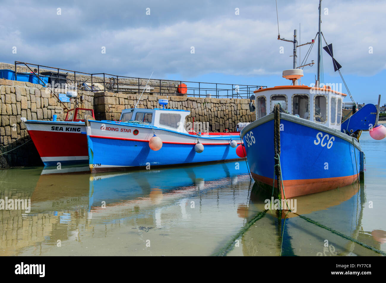 Bateau de pêche et ferry-boats à Hugh Town St. Mary's sur les îles Scilly, Cornwall Banque D'Images
