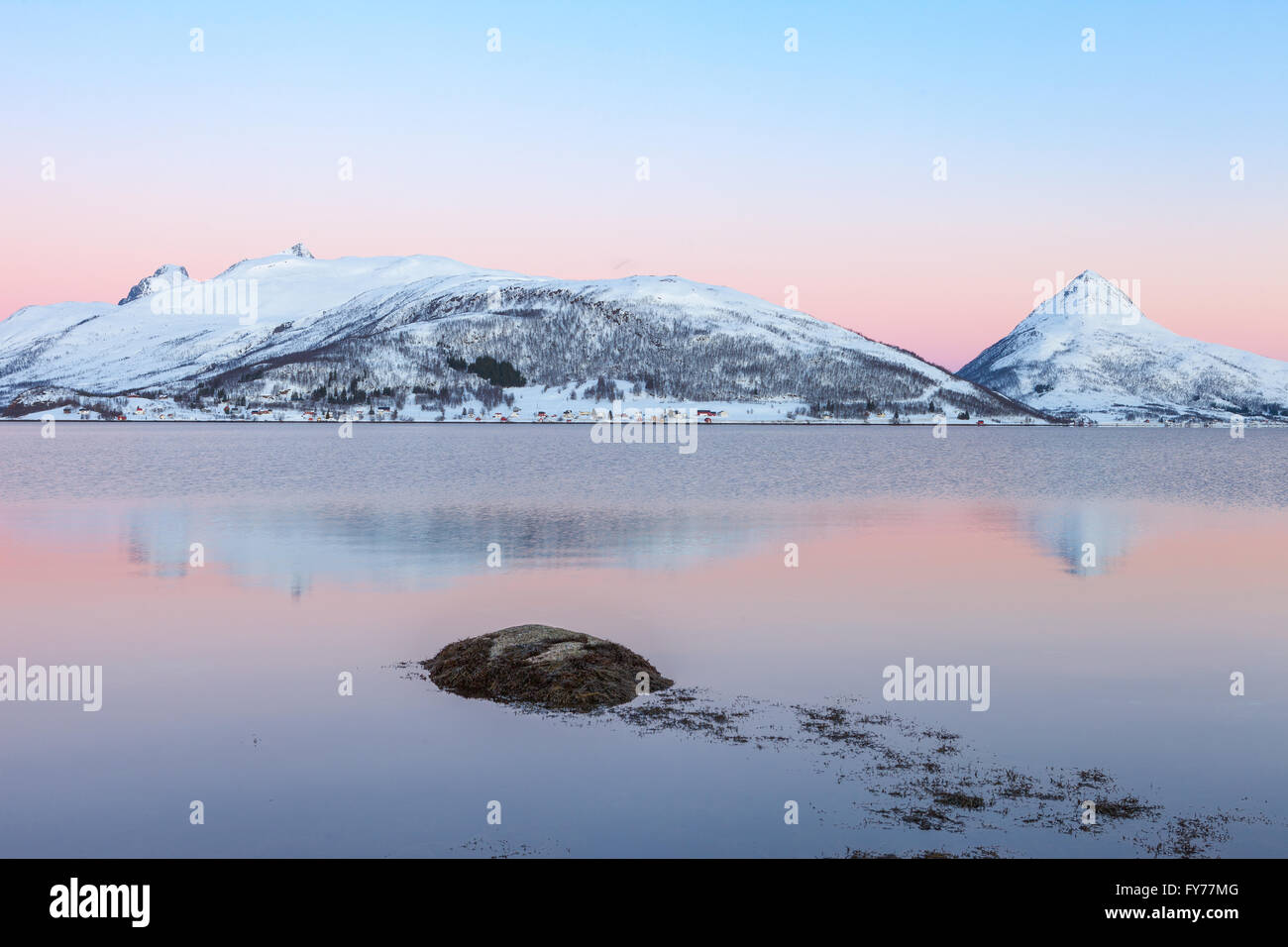 L'aube à un fjord en Norvège Banque D'Images