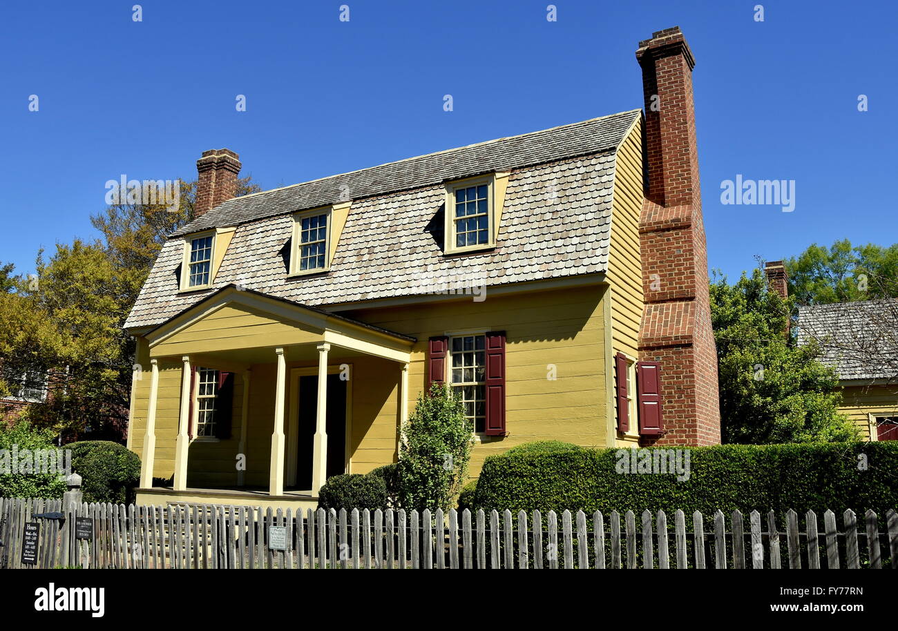 Raleigh, Caroline du nord : 1779 planches en bois Joel Lane House Museum avec toit en mansarde, portique, lucarnes, cheminées en briques et Banque D'Images