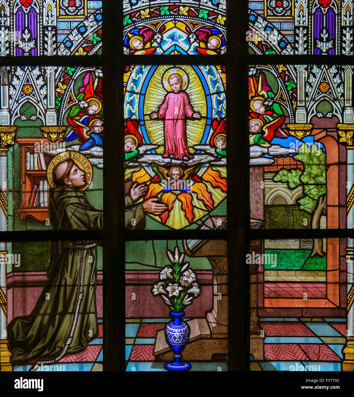 Vitrail dans la cathédrale Saint-Guy, Prague, représentant Saint Antoine de Padoue, un prêtre catholique et frère franciscain Banque D'Images