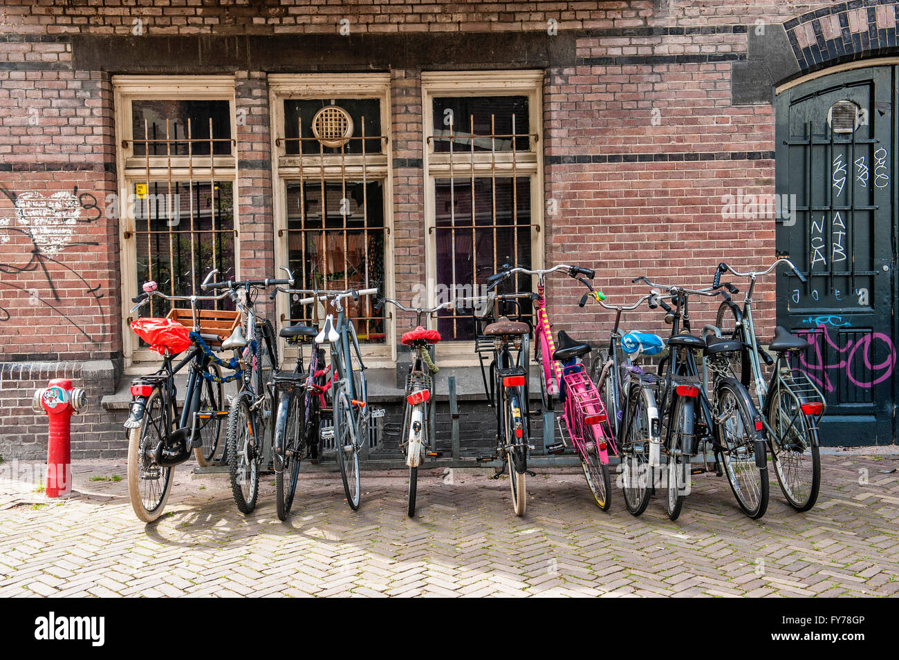 Amsterdam, Pays-Bas. Les vélos garés dans un parking spécial dans la ville. Le vélo est le moyen de transport le plus utilisé. Banque D'Images