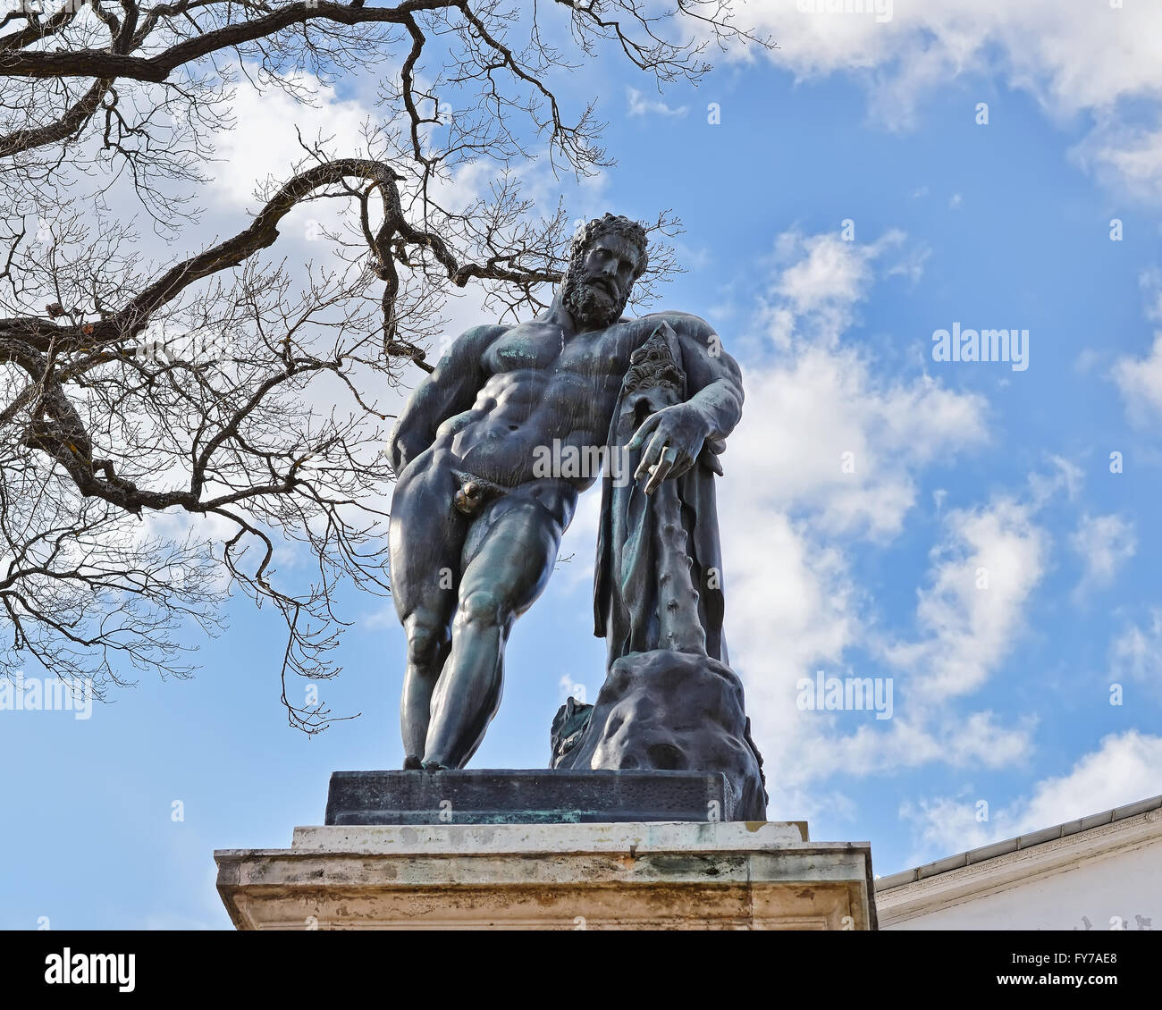 Sculpture en bronze d'Hercule contre le ciel. Banque D'Images