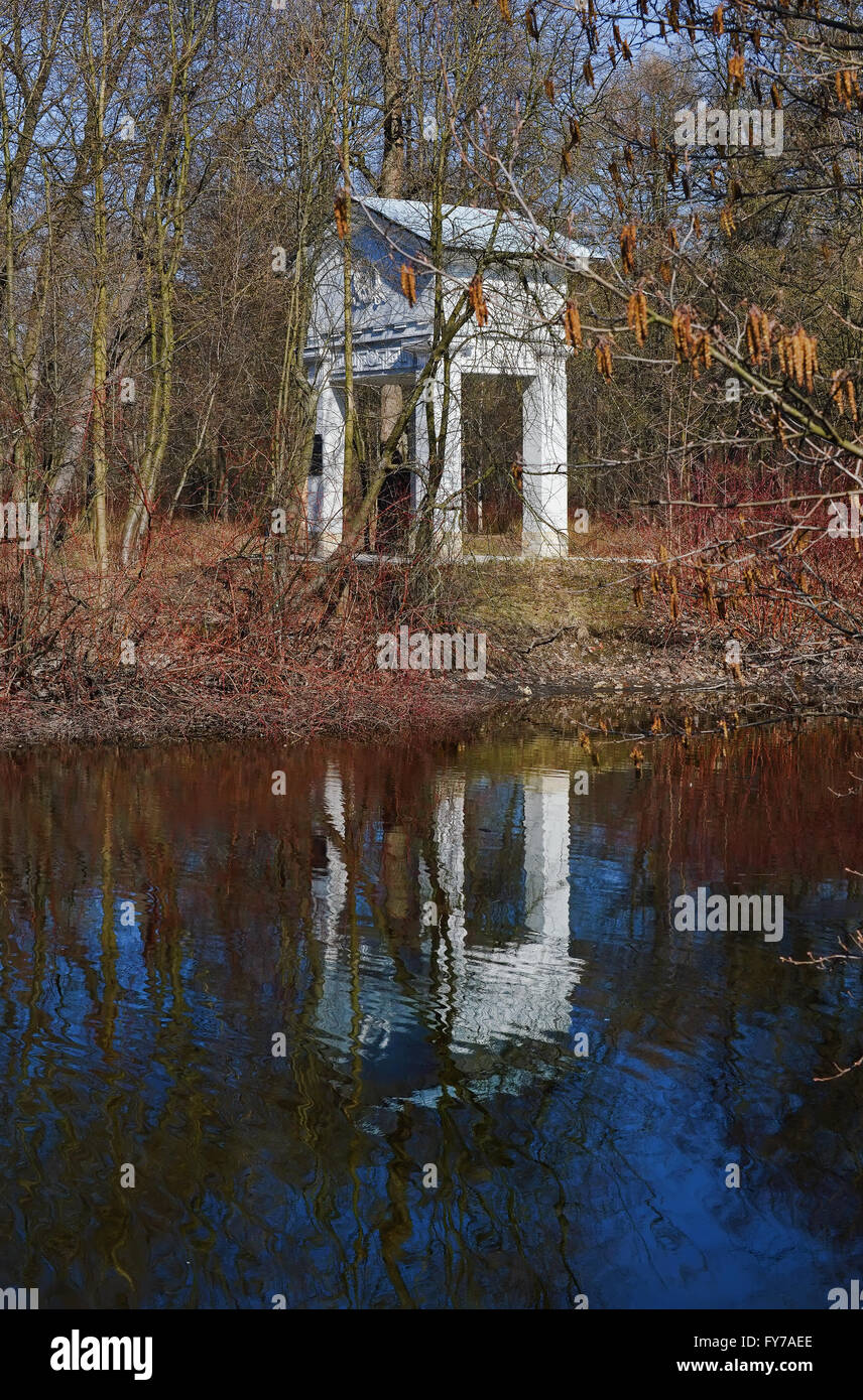 Pavilion sur l'île dans un étang au printemps. Banque D'Images