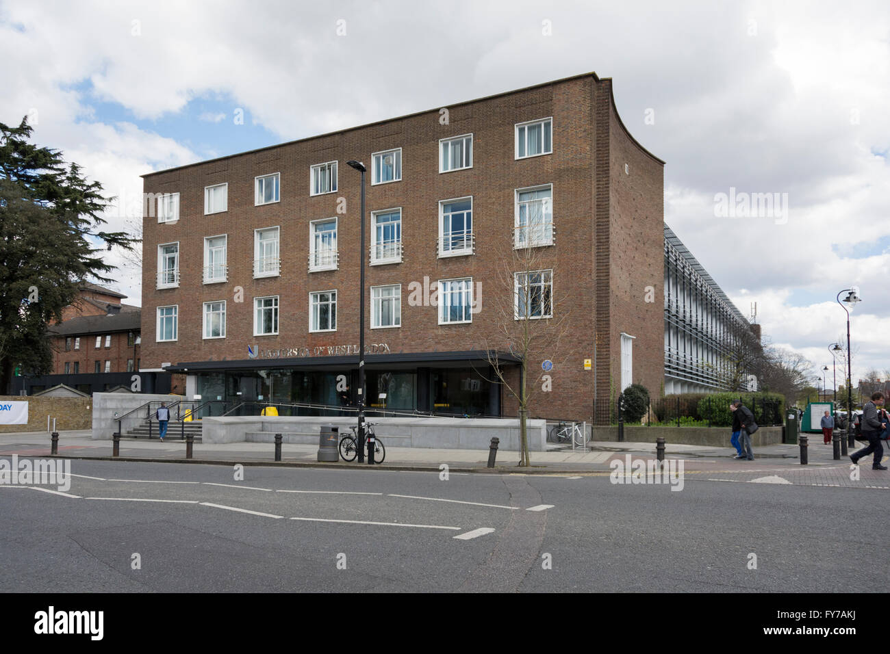 L'extérieur de l'Université de l'ouest de Londres, St Mary's Road, London W5, UK Banque D'Images