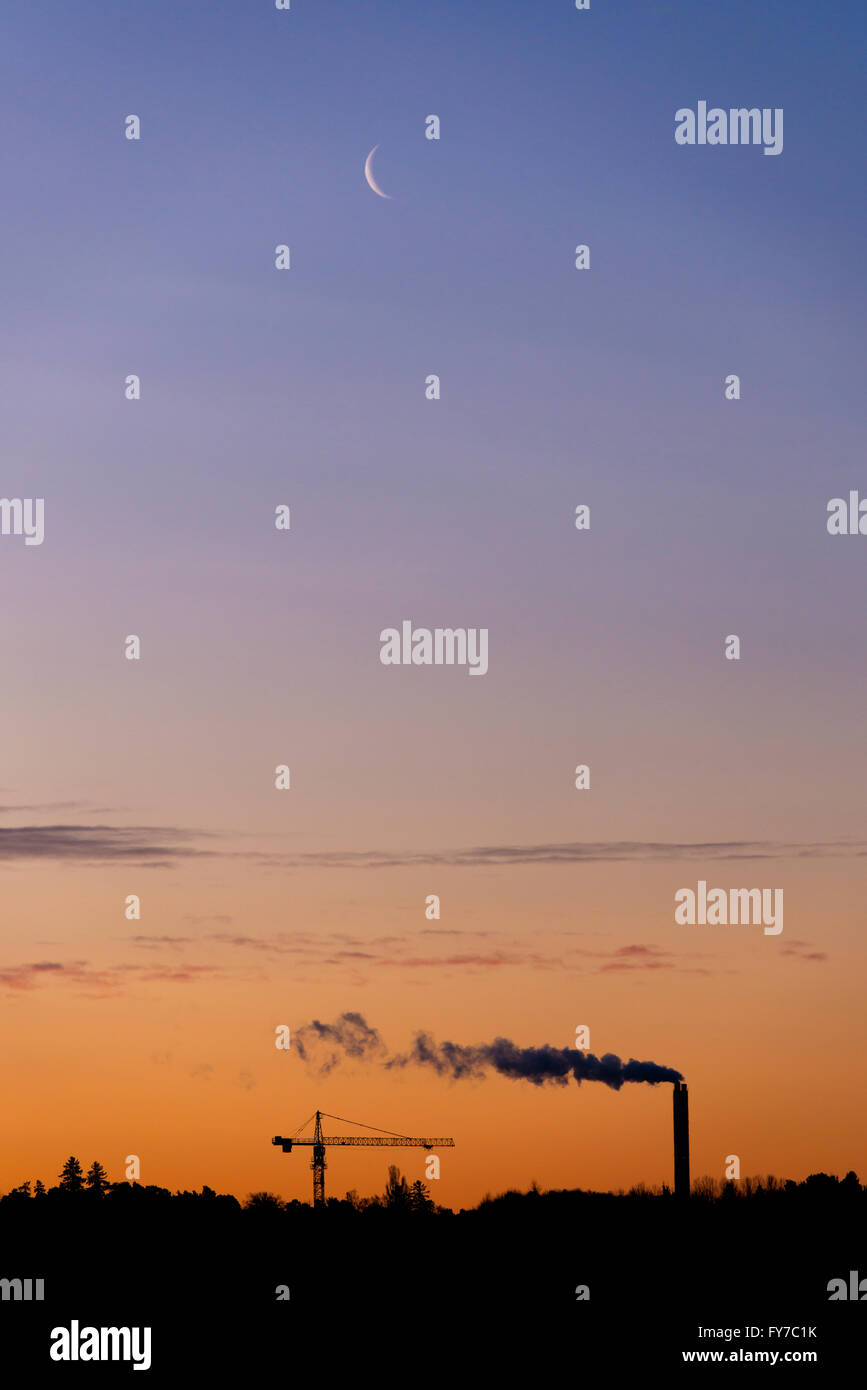 Silhouette de l'industrie de la grue de construction cheminée avec copie espace sur le ciel nocturne Concept d'environnement de développement urbain. Banque D'Images