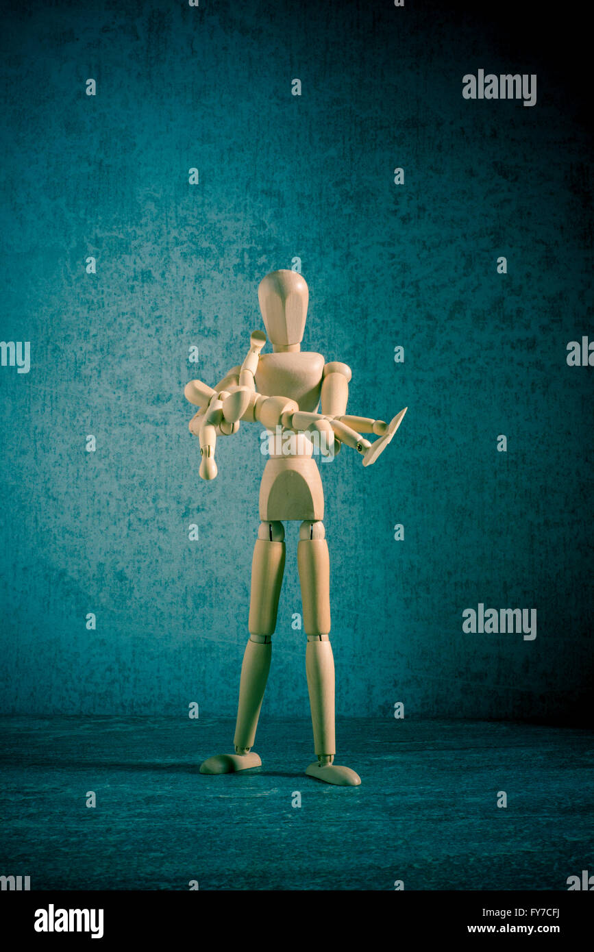 Figurines en bois, symbole de l'enfance, de la parentalité et montrant l'amour et l'affection comme parent seul avec un enfant. Banque D'Images