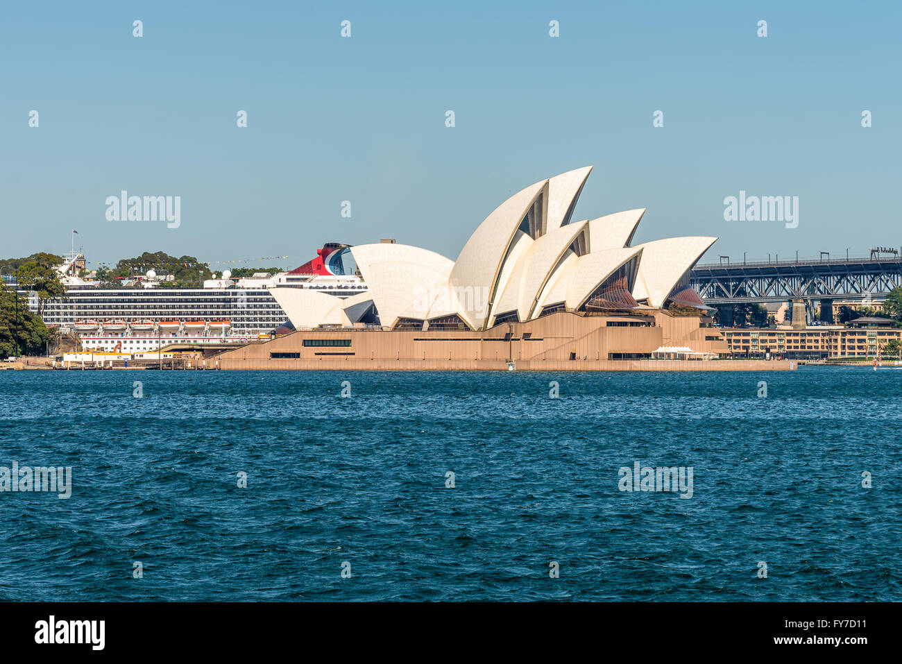 L'Opéra de Sydney avec le navire de croisière et le Pont du Port à l'arrière-plan, Sydney Banque D'Images
