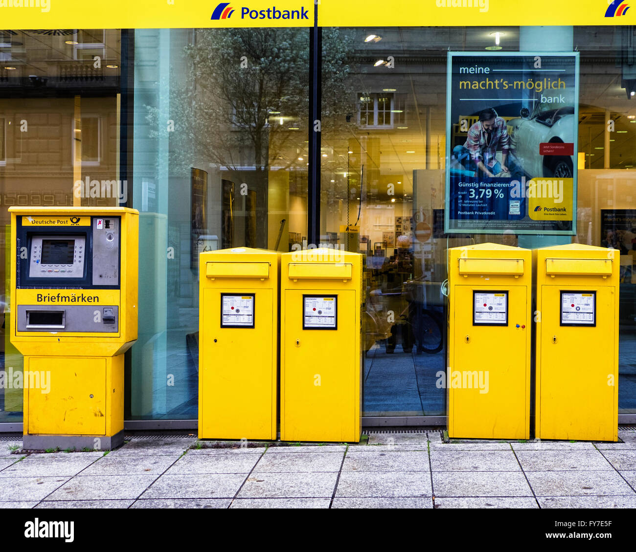 La Postbank Stuttgart, d'un bureau de poste avec cachet jaune distributeurs  automatiques et boîtes aux lettres, Allemagne Photo Stock - Alamy