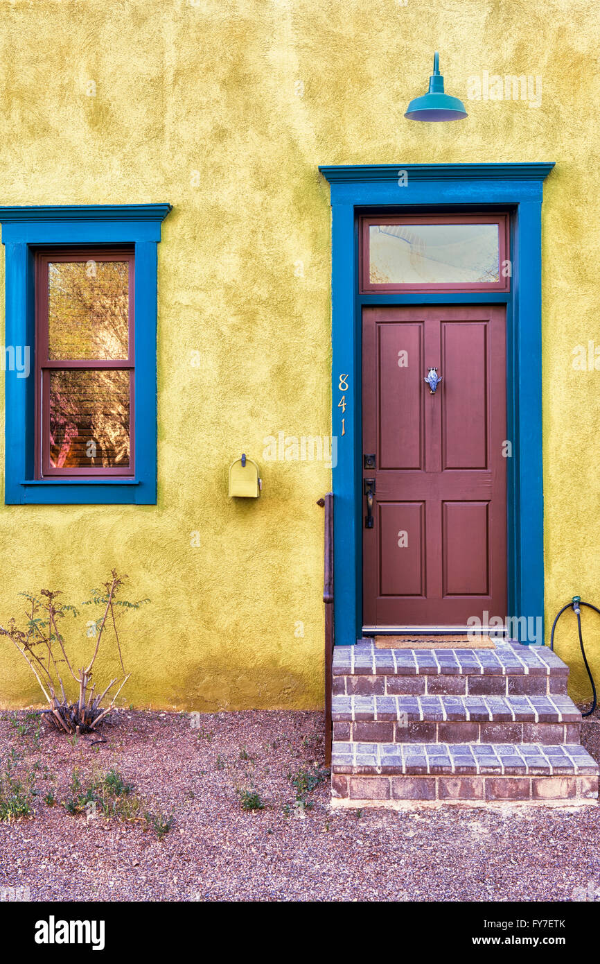 Architecture colorée y compris des portes et des maisons d'adobe beaucoup de maquillage du Barrio Historic District à Tucson, Arizona. Banque D'Images