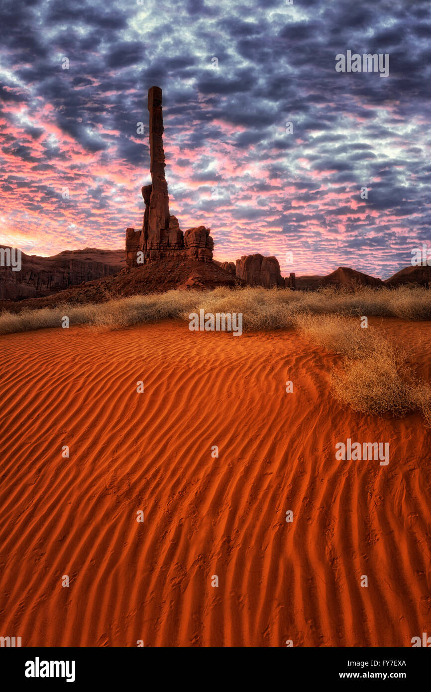La première lumière baigne le Totem et Yei Bi Chei rock formations in Monument Valley Tribal Park, Arizona. Banque D'Images