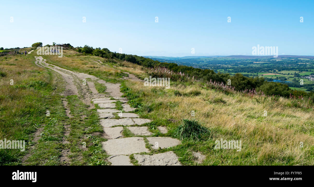 Chemin d'une colline à Otley Chevin qui surplombe le parc forestier Otley, West Yorkshire, Royaume-Uni. Banque D'Images