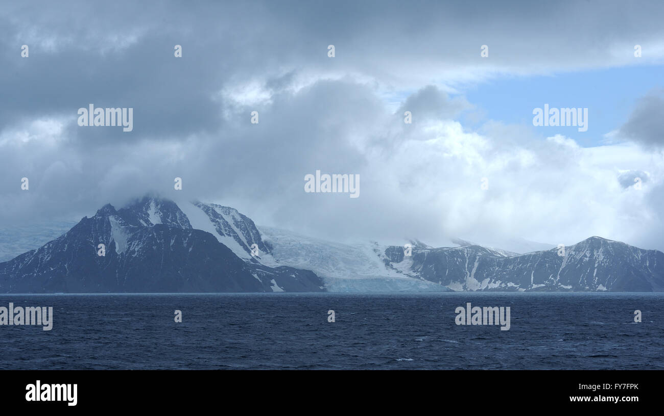 Les glaciers et les montagnes atteignent jusqu'à la mer sur l'île de l'éléphant. L'île de l'éléphant, l'Antarctique, Océan Atlantique Sud. Banque D'Images