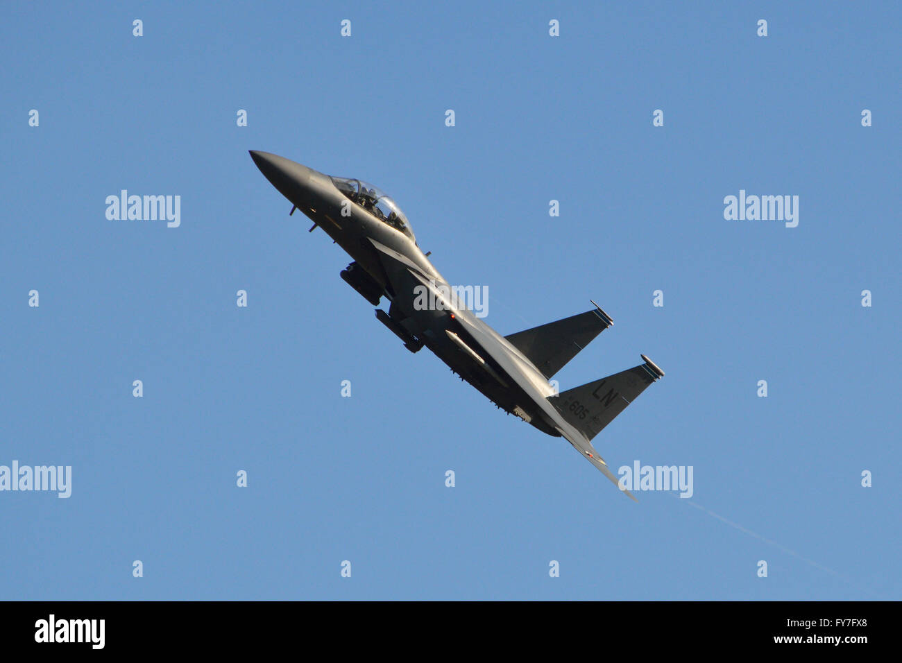 L'US Air Force F15E Strike Eagle survole là qu'est la base de la RAF Lakenheath dans le Suffolk, Angleterre Banque D'Images