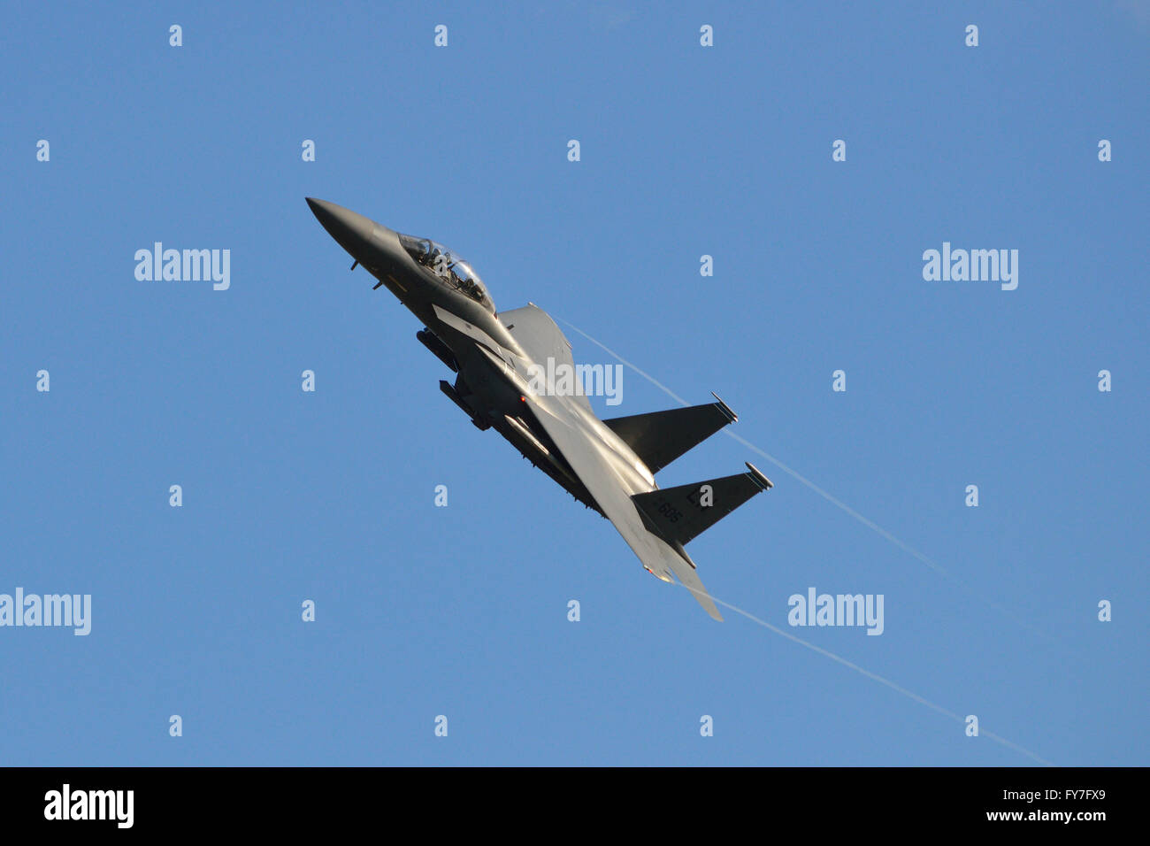 L'US Air Force F15E Strike Eagle survole là qu'est la base de la RAF Lakenheath dans le Suffolk, Angleterre Banque D'Images