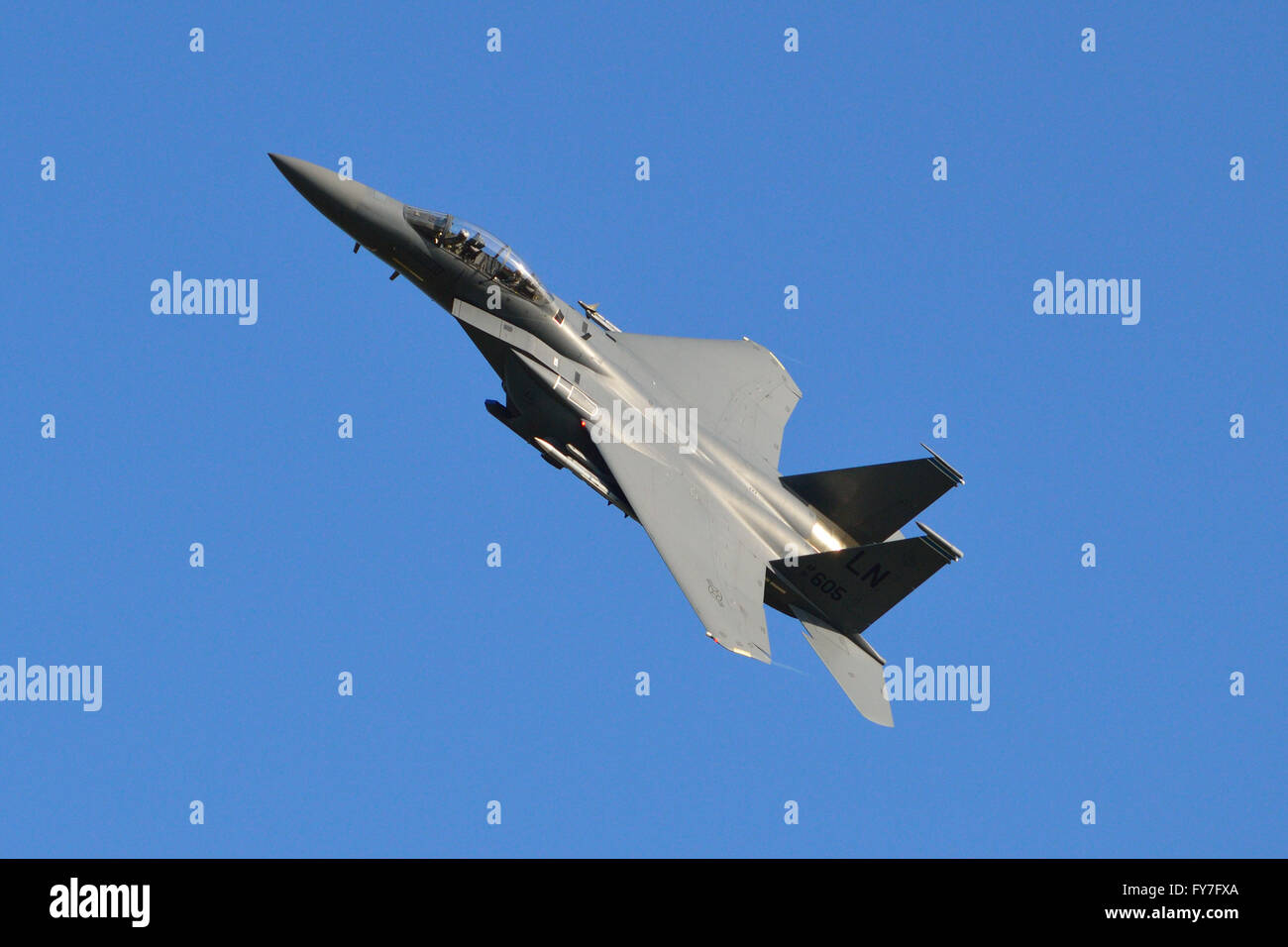 L'US Air Force F15E Strike Eagle survole là qu'est la base de la RAF Lakenheath dans le Suffolk, Angleterre Banque D'Images