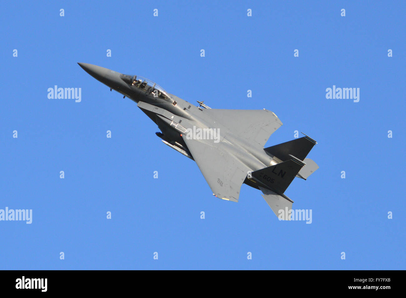 L'US Air Force F15E Strike Eagle survole là qu'est la base de la RAF Lakenheath dans le Suffolk, Angleterre Banque D'Images