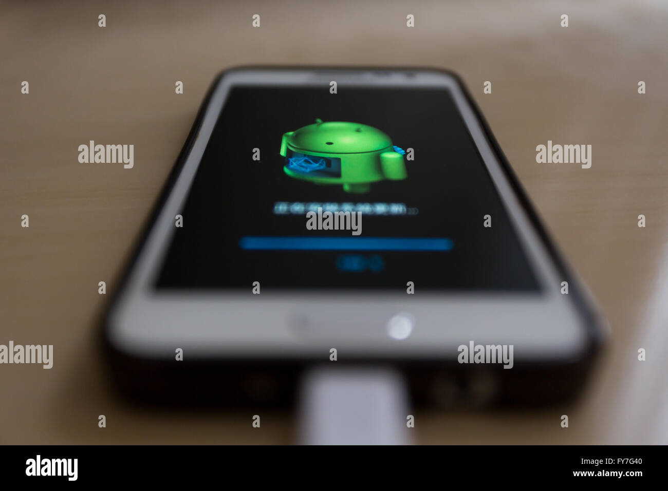 Robot Android 'Installer la mise à jour du système graphique' est vu sur l'écran du smartphone Banque D'Images